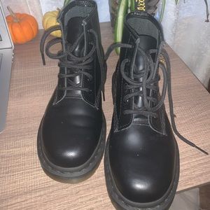 Dr martens 101 6 eye boots